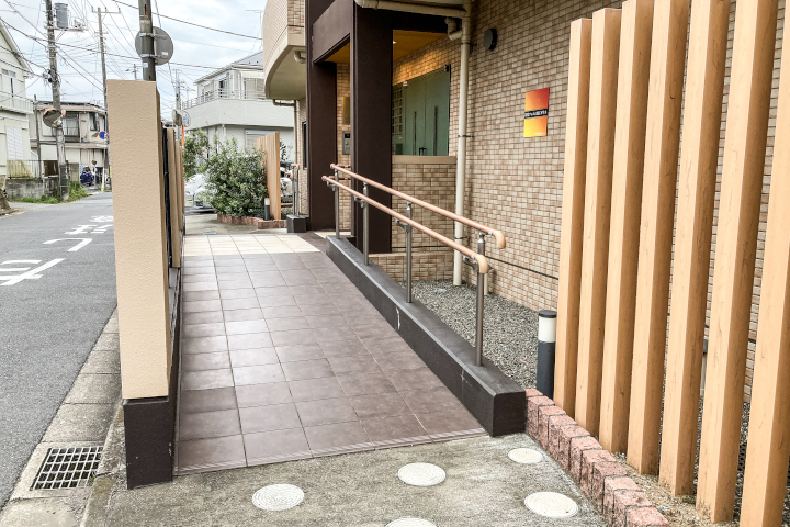 福祉ビル新築工事の玄関付近の電気設備施工後